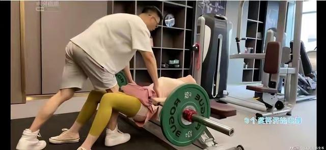 张德美散发搞笑魅力！与男私教直播练臀，放松动作堪比双人摔跤？