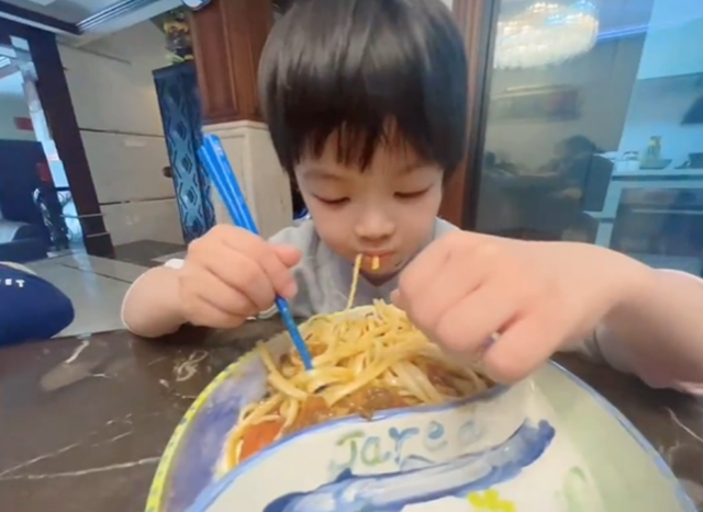 16位明星抗疫接地气！马伊琍种葱，李立群吃剩菜，苗苗阳台成菜园