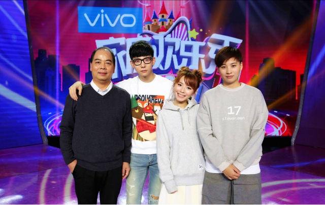 黄雅莉元宵节全家福曝光！两位妈妈颜值惊艳全场