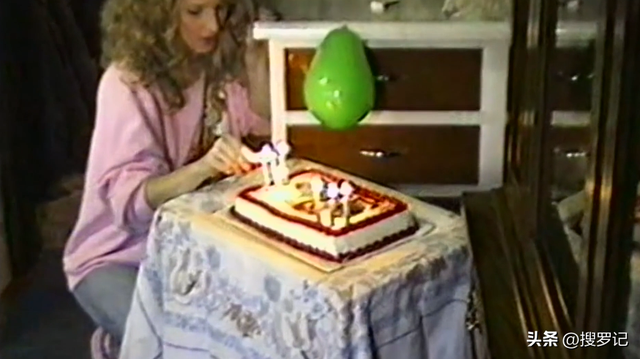 小镇美女出道即巅峰,失去丈夫后爆出真相,与众不同的兔女郎