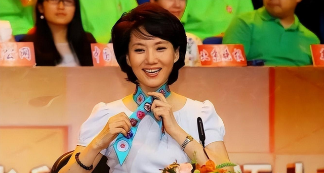 央视“首席女主播”李修平：42岁再婚嫁大10岁丈夫，至今无儿无女