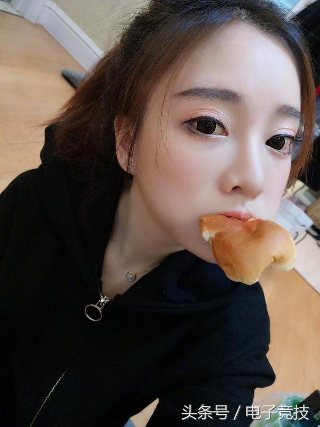 LOL女主播冯提莫晒吃面包美照，网友却想歪了｜悦竞有料