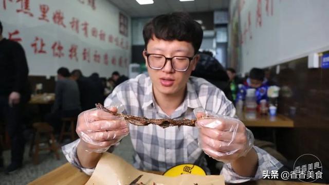 “掐着头，捏着腰，顺着脖子往下薅”，打一美食