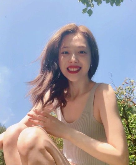 具荷拉直播时痛哭！韩国女艺人崔雪莉家中身亡 雪莉最后一条ins图写了什么内容