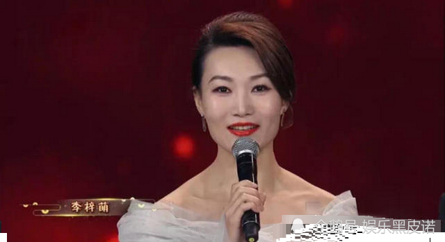 央视女主播摘下戴了12年的假发 颜值让人惊艳