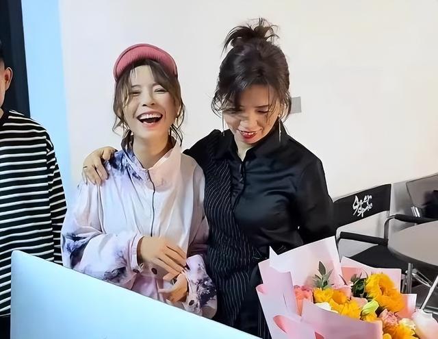 黄雅莉元宵节全家福曝光！两位妈妈颜值惊艳全场