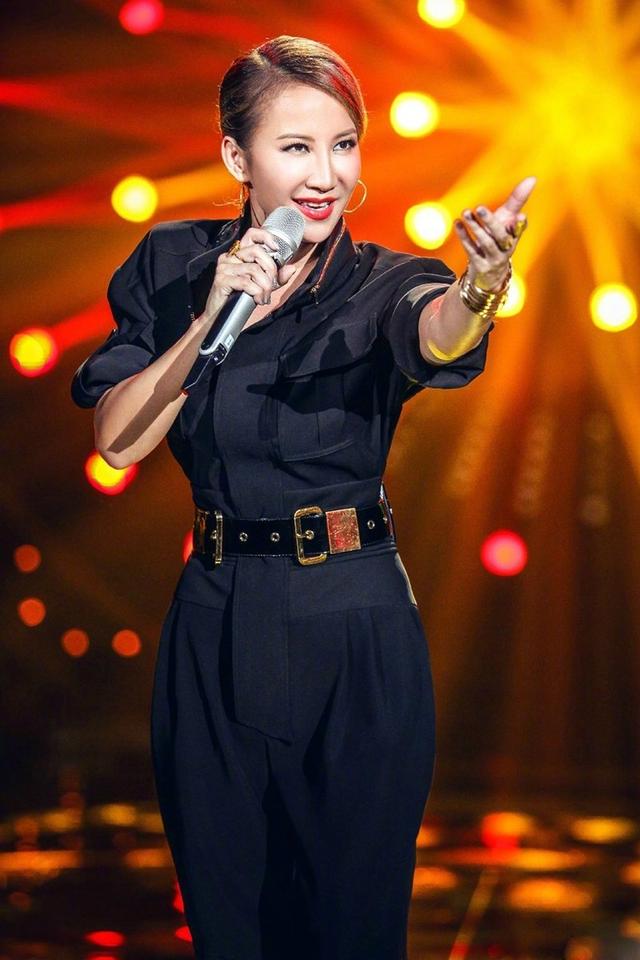 李玟又晒好身材，穿比基尼户外大跳热舞，暴露45岁多肉身材超火辣