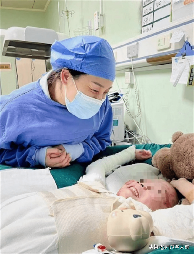 千万网红援助烧伤宝妈，携30万现金亲自送到医院，却被质疑作秀