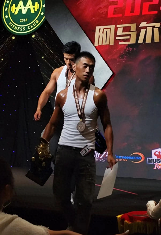 网红“药水哥”刘波拿下健美比赛第三名，本人回应“魔鬼式减肥”