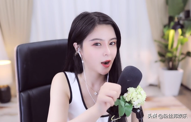 苏恩与姐姐苏令同框，亲姐妹果然长相神似，两姐妹合跳双人舞