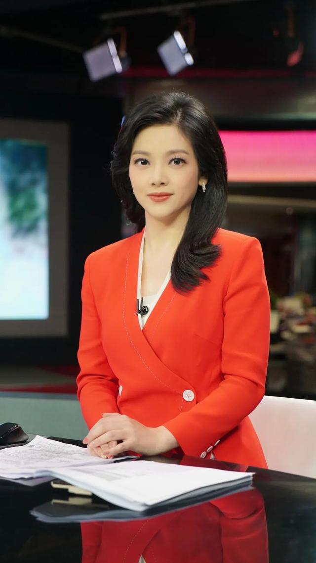 太亮眼!东方卫视“上新”首位00后女主播,已有百万粉丝!网友怒赞