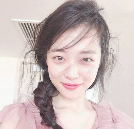 具荷拉直播时痛哭！韩国女艺人崔雪莉家中身亡 雪莉最后一条ins图写了什么内容