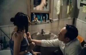 韩国女主播揉胸视频(张颂文宋佳摸胸片段港台重播引发讨论。艺术还是过届？)