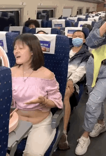 “弟弟的女同学才初一，都这么早熟了吗？”哈哈哈