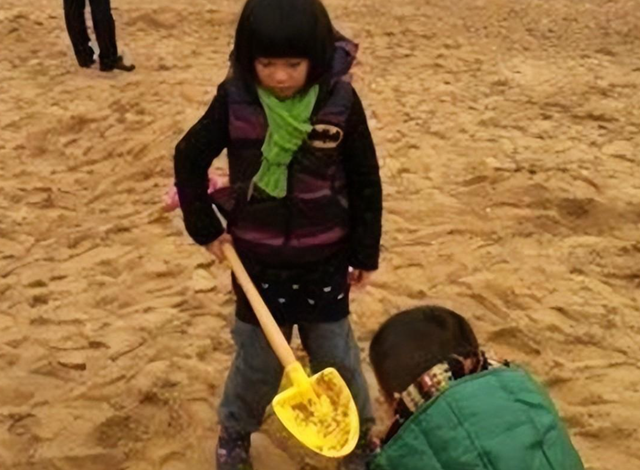 央视天气预报主持人王蓝一，女儿笑笑与妈妈很像，老公是谁已成谜