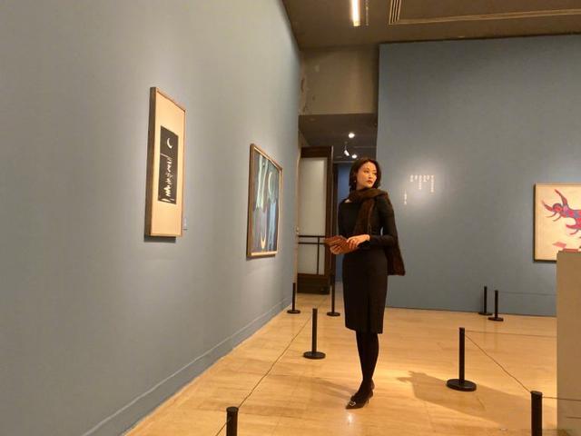 央视主持人刘芳菲近照曝光，衣着朴素端庄秀丽，低调热心公益