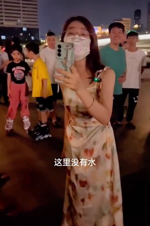 男子在户外吸烟，被女主播扔水后续，女子道歉并暗示自己抑郁
