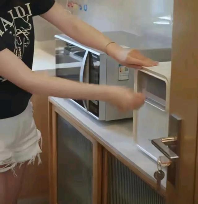 韩国女星李多海定居上海,直播带货若热议:是机遇还是挑战