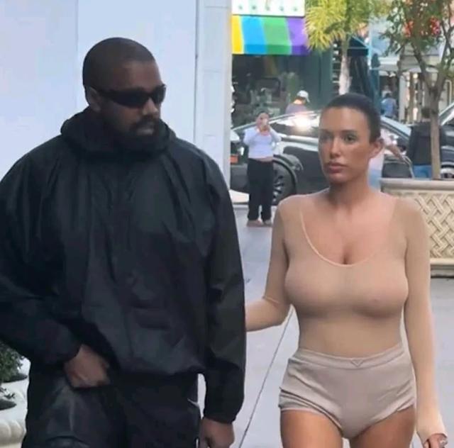 侃爷豪气地带着身着透视装的妻子“G”豪乳！