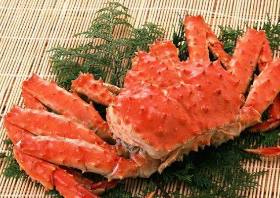 外国小姐姐吃大龙虾,一只钳子有一只鸡大,网友:下半月得喝汤了