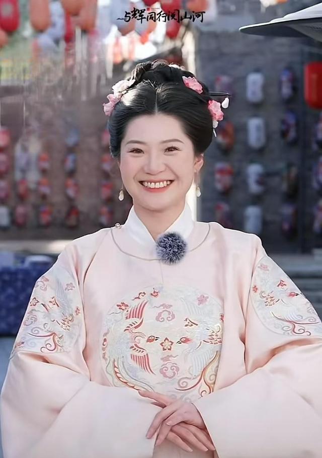 美爆了!与辉同行山东行,四个女主播的古风妆造,一个比一个好看