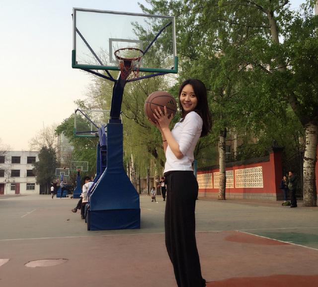 请叫我婷昊！NBA最前线主播黄婷婷秀球技空心入网