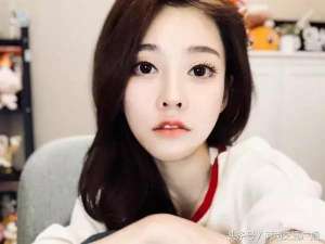 女主播娇妹(年收入27亿？斗鱼一姐冯提莫深陷“整容+离婚+会计门”)
