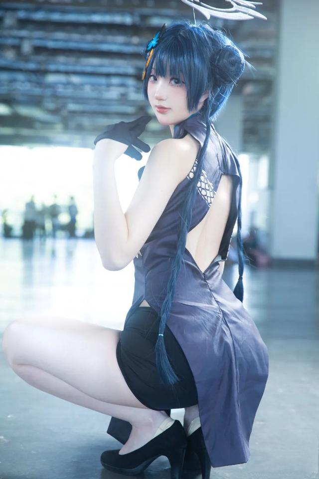 碧蓝档案:御坂奈良cos妃咲,穿着旗袍,拿着枪的丸子头萌妹!