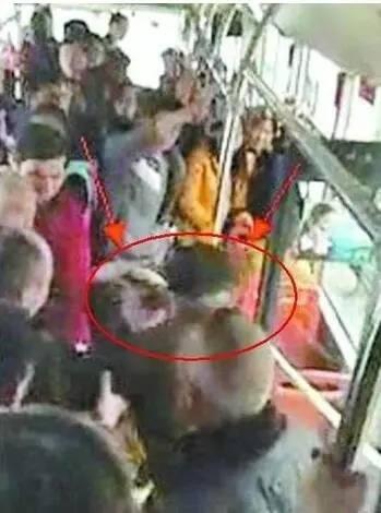 10岁小女孩未让座被大妈骂哭