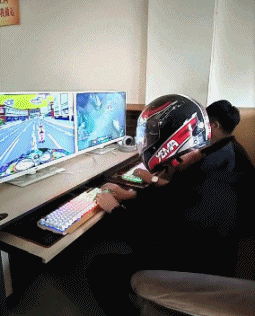 “弟弟的女同学才初一，都这么早熟了吗？”哈哈哈