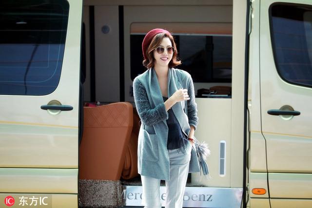 《迷雾》女主金南珠戴红色贝雷帽走名媛风,47岁气质不输俞飞鸿