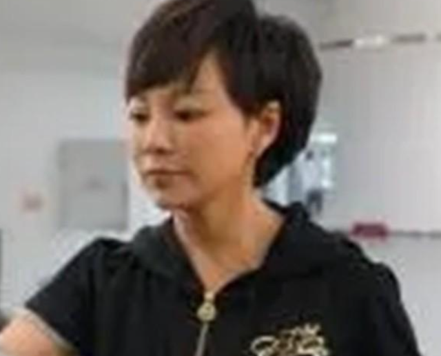 央视天气预报主持人王蓝一，女儿笑笑与妈妈很像，老公是谁已成谜