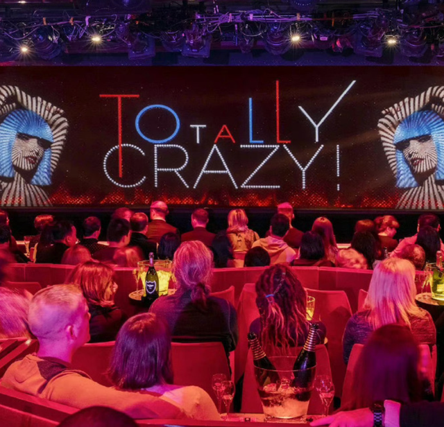 Lisa出席疯马秀，VIP可以竞价抚摸，疑似还有“无裤”高抬腿动作