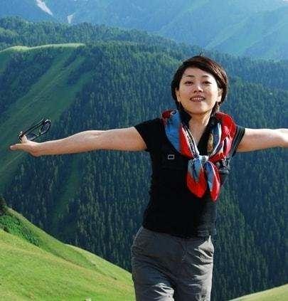 央视主持劳春燕：曾被传去世，与丈夫分居多年，年近半百仍似少女