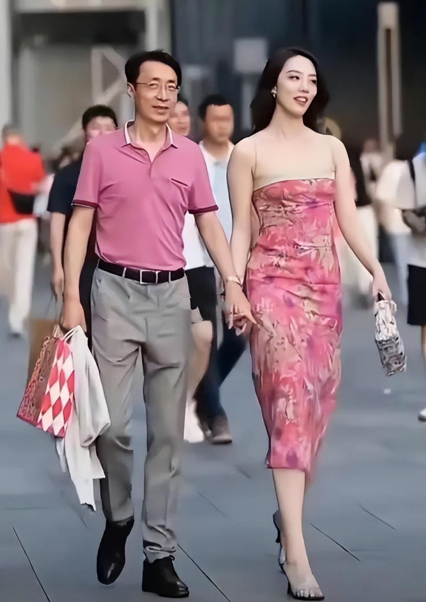 叶璇穿“小三裙”直播蹭流量,回看她的28位前任,比董小姐还豪放