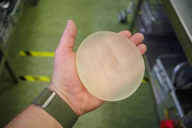 小杨哥来到卓仕琳的直播一起卖女士内衣，被大家的问题笑死了！