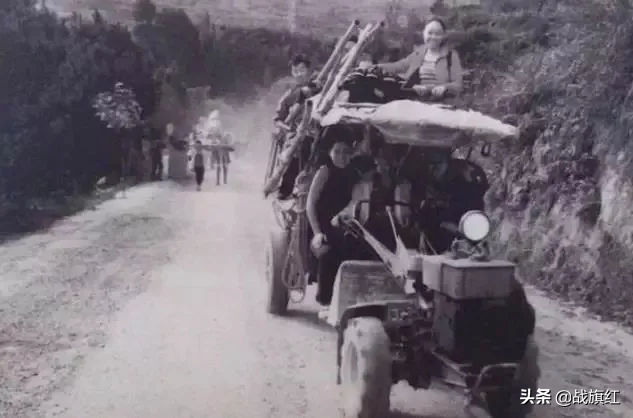 搭乘拖拉机，同行妇女笑：别看你是当兵的，你有点笨