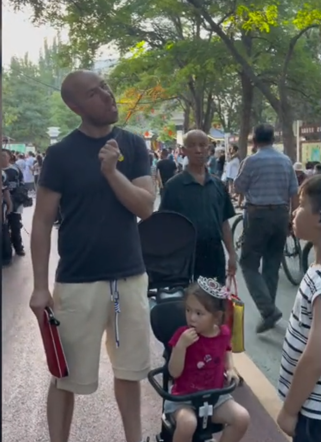 内蒙富家女爱上法国留学生，婚后连生俩混血，35岁老公接近秃顶