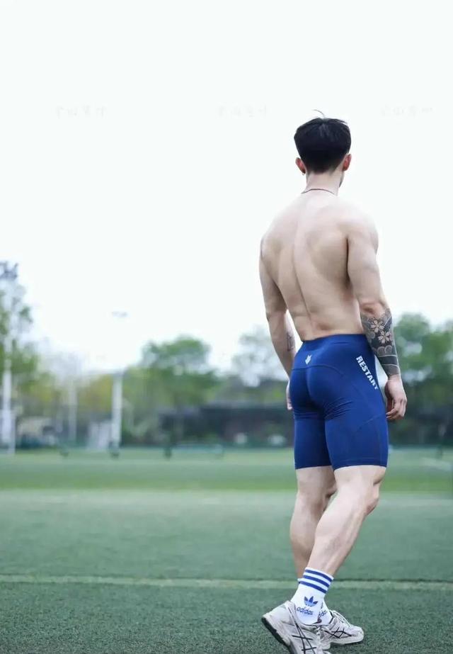 近期非常火的肌肉小哥付费私拍居然被骗了？