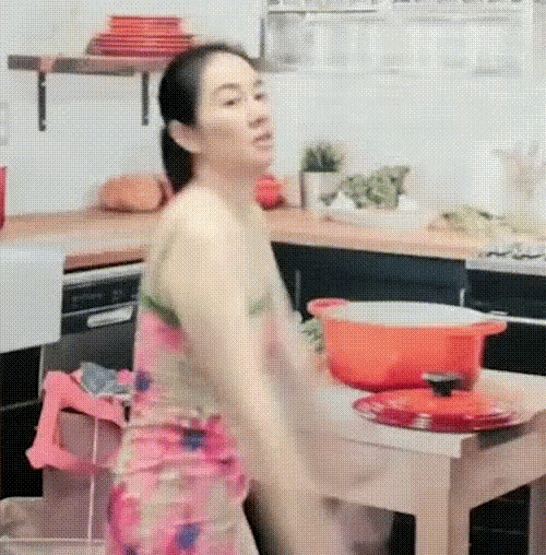 叶璇穿“小三裙”直播蹭流量,回看她的28位前任,比董小姐还豪放