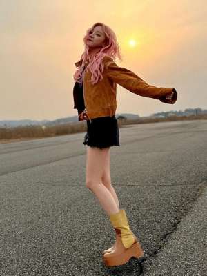 韩国超短裤女主播(22岁宋雨琦超短裤大秀美腿，粉发造型尽显甜美，网友直呼好看)