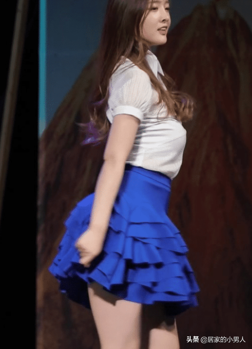 韩国女星跳舞时突发意外,“胸部”突然掉到肚子上,观众有些懵