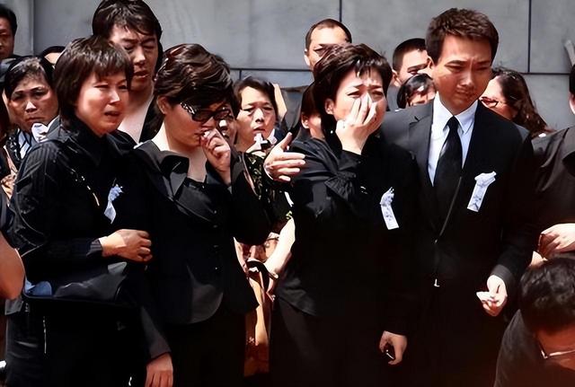 央视“首席女主播”李修平：42岁再婚嫁大10岁丈夫，至今无儿无女