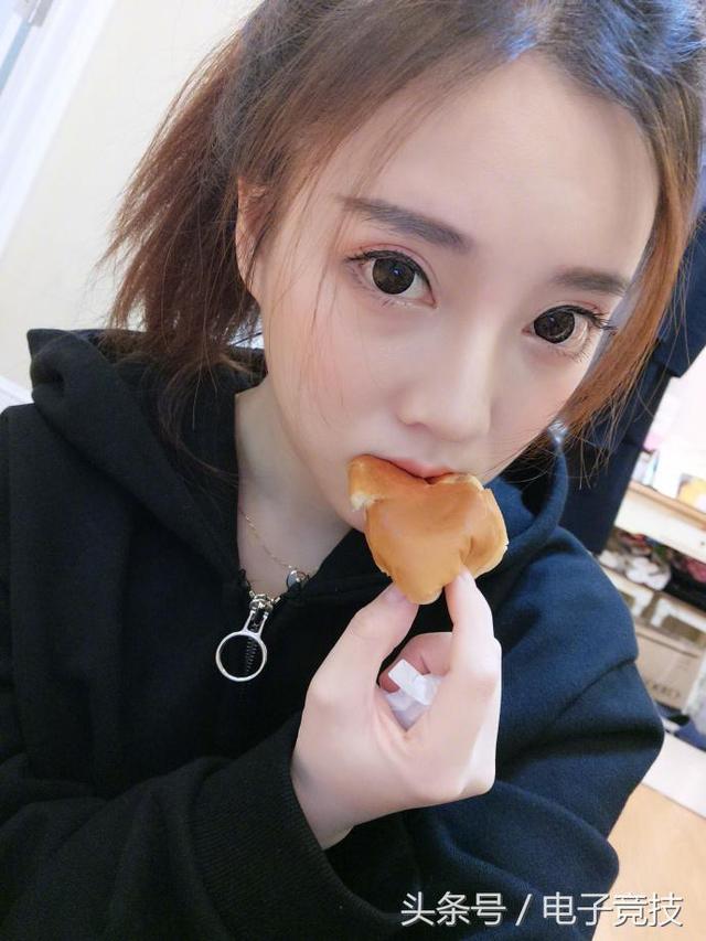 LOL女主播冯提莫晒吃面包美照，网友却想歪了｜悦竞有料