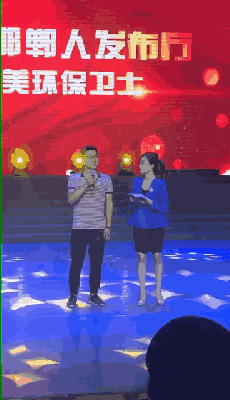 女主持人在台上突然表情诡异、眼神狰狞！身体僵直倒地