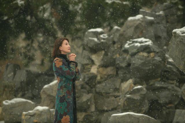 央视主持人刘芳菲近照曝光，衣着朴素端庄秀丽，低调热心公益