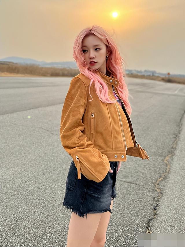 22岁宋雨琦超短裤大秀美腿，粉发造型尽显甜美，网友直呼好看