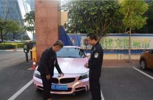 第一改装网女主播(行拘一网红主播为吸粉改装宝马车 还无证驾驶)