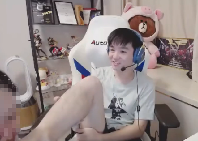 Letme单手和老婆solo,输了直播惩罚亲脚:好恶心啊,还有脚毛