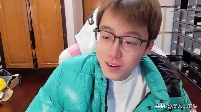 LOL一哥被爆扰民？女邻居深夜疯狂砸门，主播：准备搬家换个房子